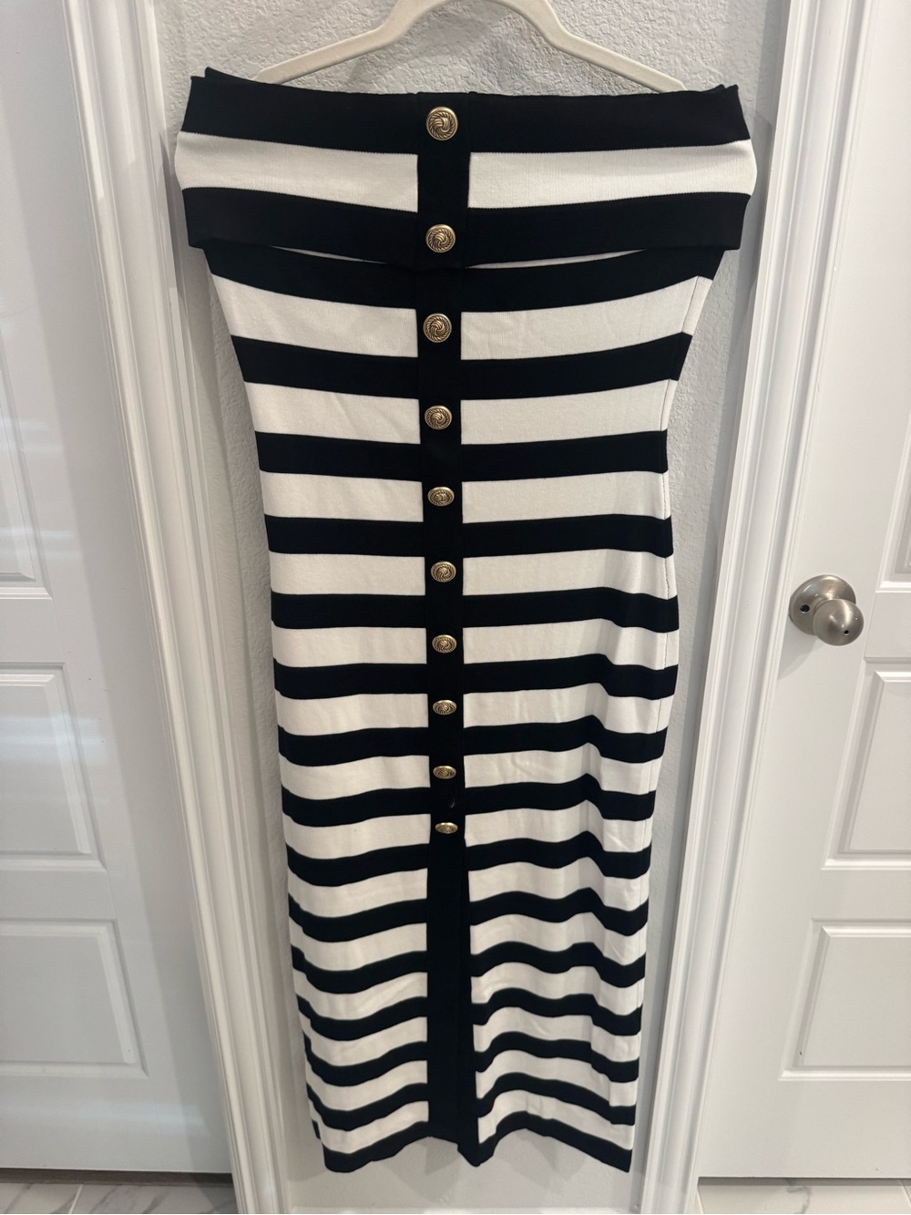 Commense Off-Shoulder Black and White Striped Button-Front Midi Dress - Picture 5 of 8
